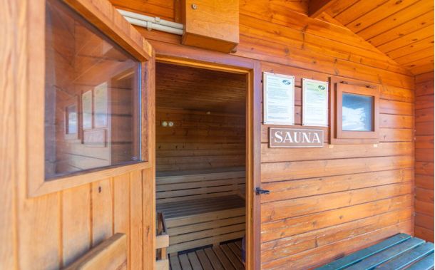 Sauna de madera del Hotel Hurricane en Tarifa, con interior cálido y acogedor, perfecta para relajarse después de un día de playa o deporte.